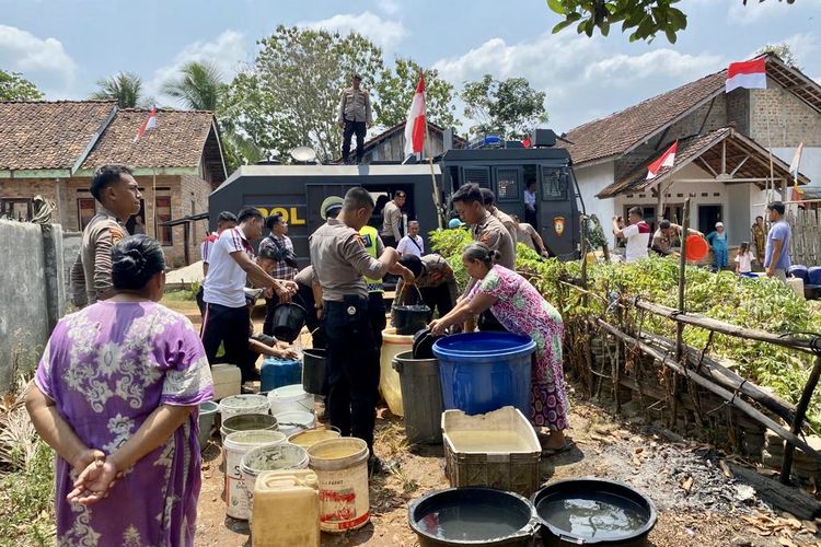 Polres Way Kanan mengerahkan mobil watercannon untuk menyalurkan air bersih di Dusun KM8, Way Kanan yang mengalami kekeringan, Sabtu (19/8/2023).