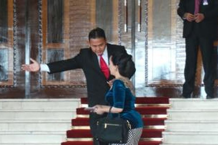 Seorang anggota DPR terlambat dan tidak diperkenankan masuk pada rapat paripurna gabungan, Jumat (16/8/2013). Agenda rapat paripurna kali ini adalah untuk mendengarkan pidato kenegaraan Presiden Susilo Bambang Yudhoyono.