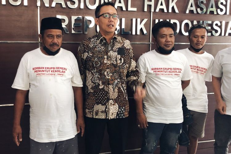 Tiga warga asal Desa Sumberwuluh, Candipuro, Kabupaten Lumajang, Jawa Timur yaitu  Supangat (52), Nurkholik (39), dan Masbud (36) bersama Komisioner Komnas HAM Beka Ulung Hapsara di Kantor Komnas HAM, Jakarta, Senin (11/7/2022). Ketiganya berjalan kaki dari Lumajang ke Jakarta untuk mengadukan aktivitas tambang pasir di wilayahnya. 