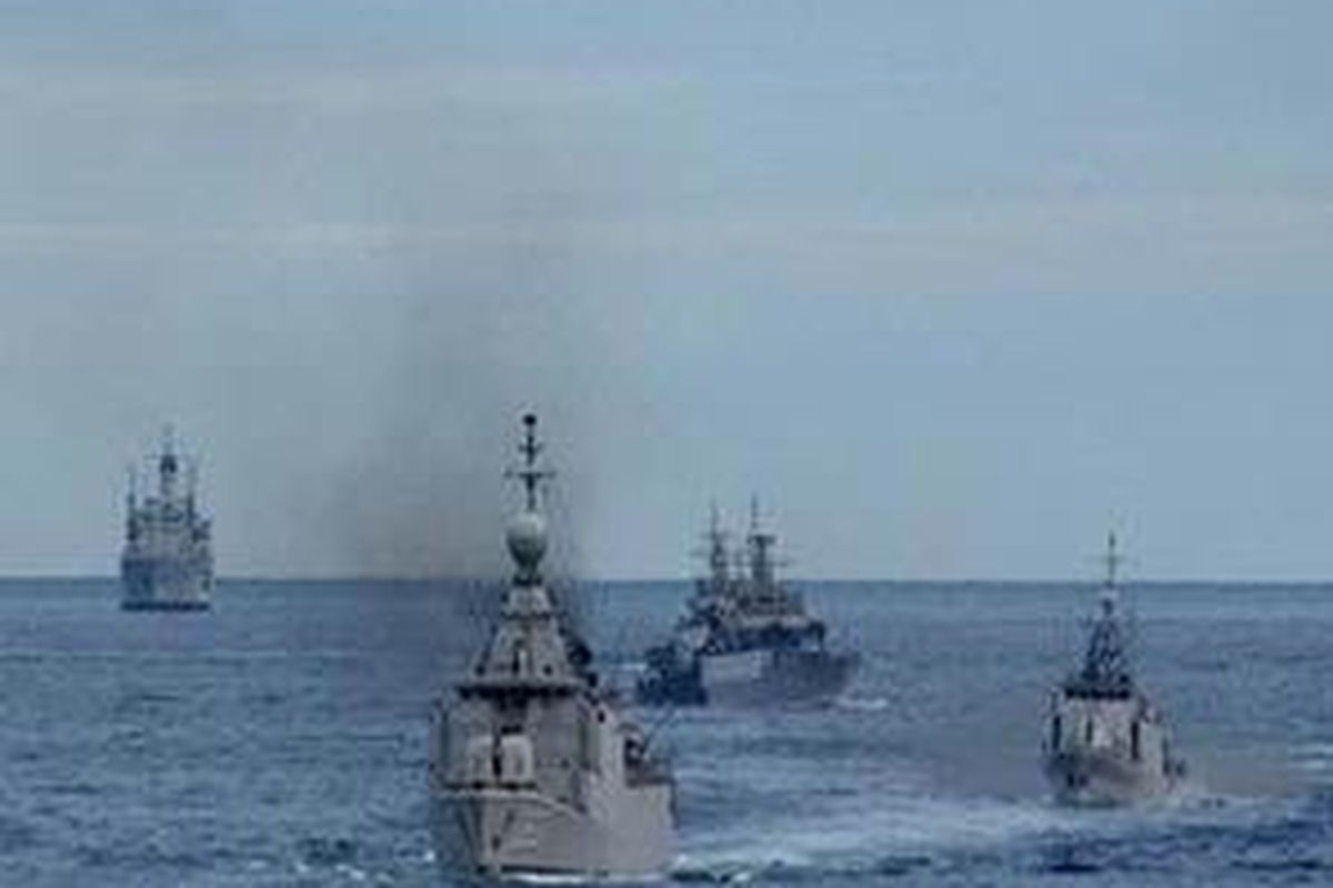 Sejumlah kapal perang TNI Angkatan Laut melakukan aksi tempur laut di perairan Kalimantan Timur, Minggu (15/6). Kegiatan ini dalam rangka Latihan Gabungan TNI yang berlangsung hingga 20 Juni 2008.