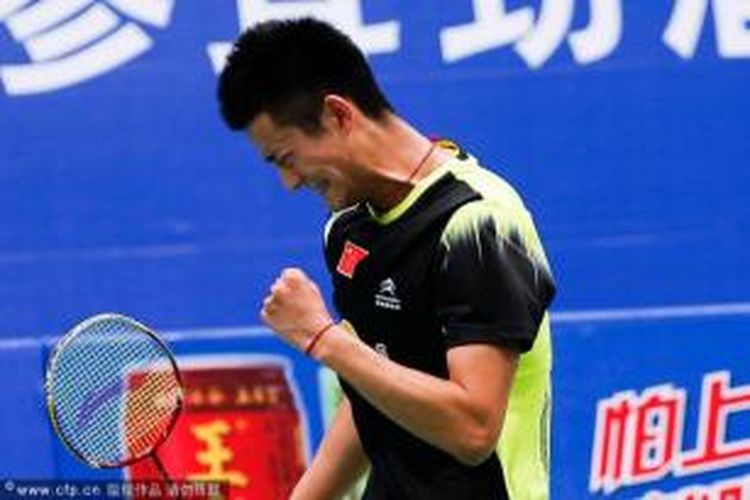 Tunggal putra China, Chen Long, mengepalkan tangan usai mencetak skor saat bertemu Sho Sasaki (Jepang) di babak kedua BWF World Championships 2013, di Tian-He Indoor Gymnasium, Guangzhou, China, Rabu (7/8/2013).