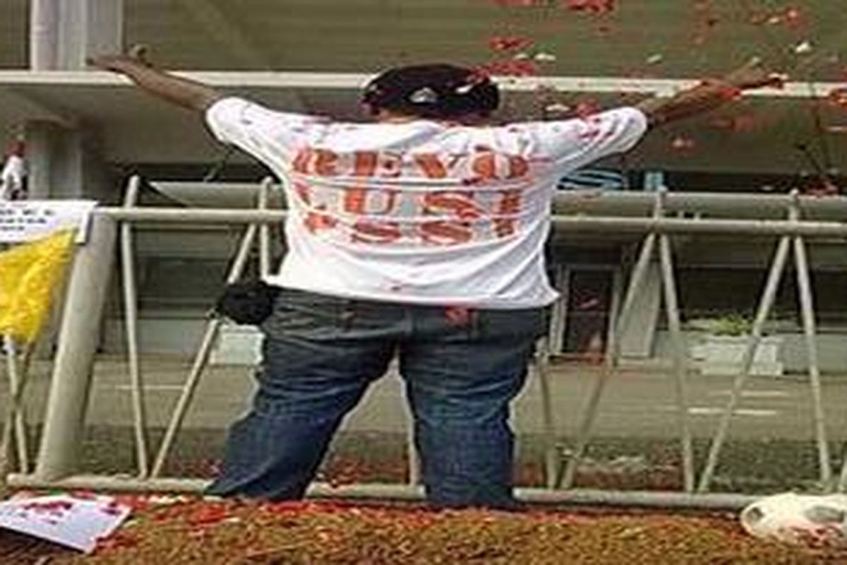 Suporter Indonesia melakukan aksi unjuk rasa di depan kantor PSSI, Senayan, Jakarta, Minggu (25/4/2010). Mereka menuntut Ketua Umum PSSI, Nurdin Halid, mundur.