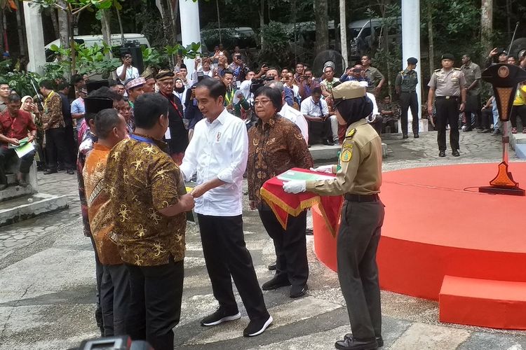 Presiden Jokowi menyerahkan secara simbolis SK Perhutanan Sosial kepada kelompok masyarakat di Tahura Sultan Syarif Kasim, Kecamatan Minas, Kabupaten Siak, Riau, Jumat (21/2/2020).