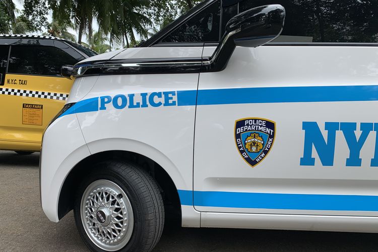 Modifikasi Wuling Air ev menggunakan decal kepolisian New York