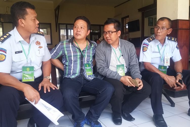 Aris Setyawan (kedua dari kiri) saat berada di PN Surabaya