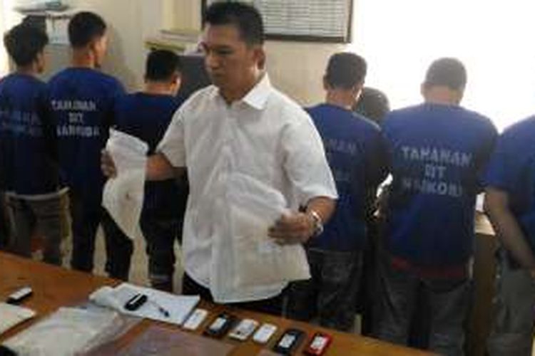 Kasubdit II Direktorat Reserse Narkoba Polda Sumut AKBP Sonny M Nugroho memperlihatkan barang bukti empat kilogram sabu-sabu asal Malaysia yang disita dari sembilan orang tersangka di Mapolda Sumut