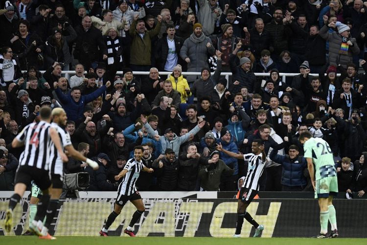 Newcastle United melanjutkan perjuangan mereka di papan atas klasemen setelah mengalahkan Fulham 1-0 pada lanjutan laga Liga Inggris, Minggu (15/1/2023). Alexander Isak mencetak gol penentu kemenanganThe Magpies. Terkini, laga final Piala Liga Inggris 2022-2023 akan mempertemukan Man United vs Newcastle di Stadion Wembley, Minggu (26/2/2023).