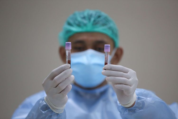 Tes serelogy bagi pegawai dan petugas medis Rumah Sakit Siloam Kebon Jeruk, Jakarta, Selasa (11/8/2020). Pemeriksaan serelogy, rapid test dan PCR bagi pegawai dan petugas medis dilakukan secara berkala di RS Siloam sebagai protokol kesehatan mencegah penyebaran virus Covid-19.