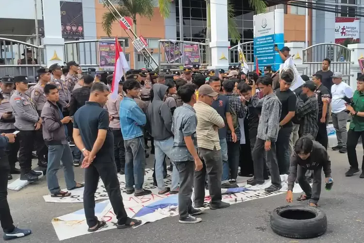 Massa Geruduk Kejati Sumbar, Protes Dugaan Penjemputan Paksa Peserta Aksi