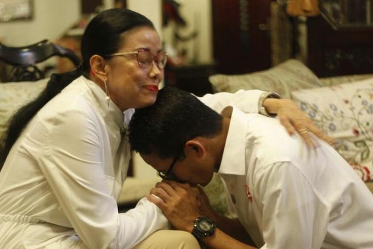 Calon wakil gubernur DKI Jakarta, Sandiaga Uno saat meminta restu kepsda ibunya, Mien Uno sebelum mengikuti acara debat pada Jumat (13/1/2017).