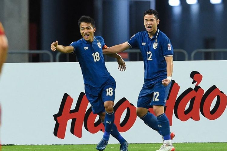 Penyerang Thailand, Chanathip Songkrasin, merayakan gol pada laga semifinal Piala AFF 2020 antara Vietnam dan Thailand di National Stadium, Singapura, pada Kamis (23/12/2021).