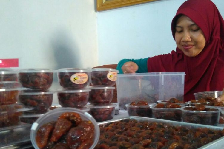 Iis Nurcholis sedang mengemas kurma salak di rumahnya Kelurahan Kedungsari, Kecamatan Magelang Utara, Kota Magelang, Jateng, belum lama ini.