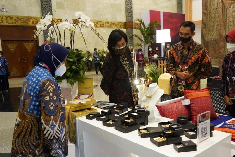 Finance Minister Sri Mulyani Indrawati (center) visits one of the booths showcasing local products by artisans of the Desa Devisa program, a community development program funded by Indonesian Export Financing Agency (LPEI).  