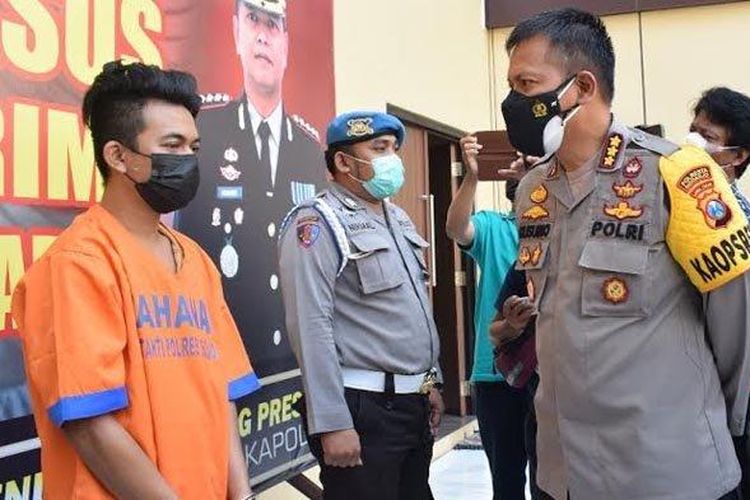 RF yang menganiaya anaknya yang masih balita saat diperiksa di Polresta Sidoarjo, Selasa (13/7/2021). 
