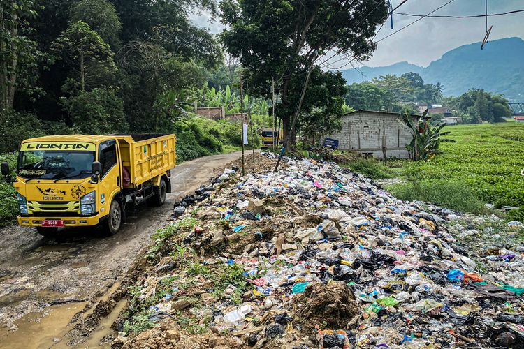 DLH Bandung Barat Ungkap Penyebab Sampah Pasar Rancapanggung Tumpah ke Waduk Saguling