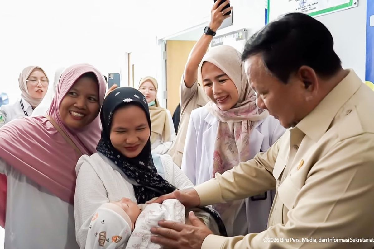 Presiden Republik Indonesia Prabowo Subianto menemui salah satu pengunjung saat peresmian RSUD KH Muhammad Thohir Krui.