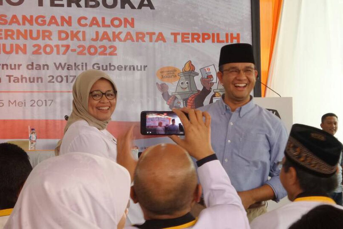 Calon gubernur DKI Jakarta Anies Baswedan saat menghadiri acara penetapan calon kepala daerah terpilih di kantor KPU DKI Jakarta, Jumat (5/5/2017) siang. Anies hadir didampingi sang istri, Ferry Farhati.