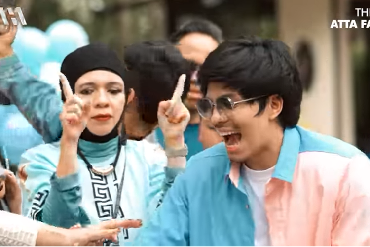 Ibunda YouTuber Atta Halilintar, Lenggogeni Faruk bersama anggota Gen Halilintar menghadiri acara Gender Reveal.