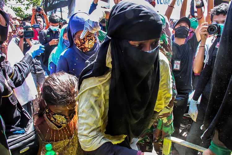 Sejumlah perempuan imigran etnis Rohingya menaiki truk evakuasi pascaterdampar di pesisir Pantai Ujong Blang, Lhokseumawe, Aceh, Senin (7/9/2020). Sebanyak 297 imigran etnis Rohingya, dengan rincian 181 perempuan, 102 orang laki-laki, dan 14 orang anak-anak, terdampar ke perairan Aceh sekita pukul 00.30 WIB pada Senin dini hari.