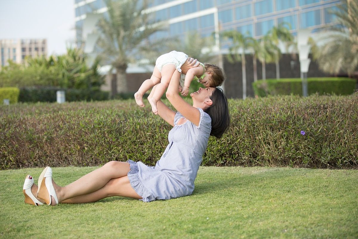 Bermain dengan anak menjadi salah satu cara untuk memperkuat ikatan batin antara ibu dengan anak
