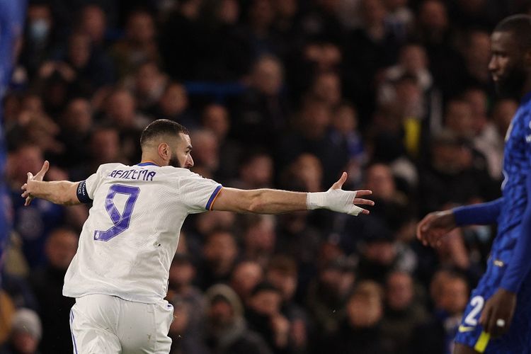 Chelsea vs Madrid: Striker Real Madrid Karim Benzema berselebrasi usai mencetak gol ketiganya pada pertandingan leg pertama perempat final Liga Champions antara Chelsea vs Madrid di Stadion Stamford Bridge di London, pada 6 April 2022.