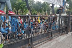 Didorong-dorong Massa PMII Jaktim, Gerbang Timur Balai Kota DKI Jakarta Rusak