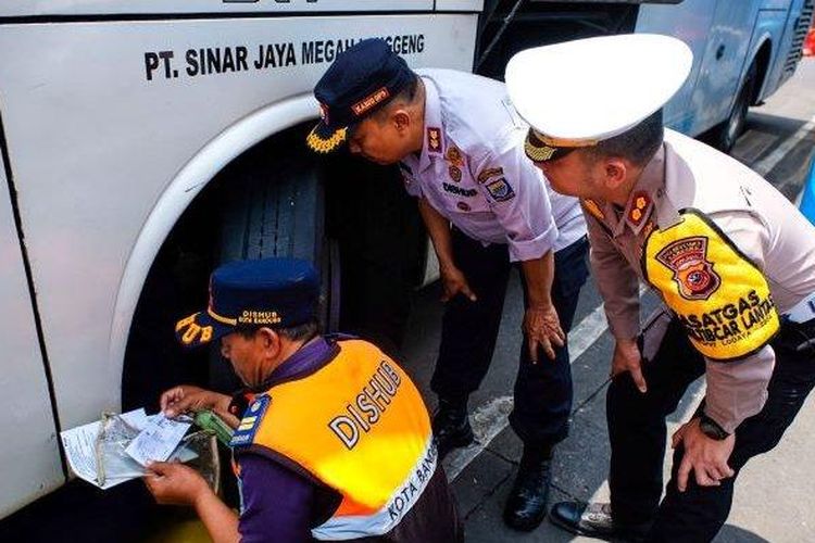 Satlantas Polrestabes Bandung bersama Dinas Perhubungan Kota Bandung melakukan pemeriksaan kendaraan di Terminal Leuwipanjang, Kota Bandung. 

