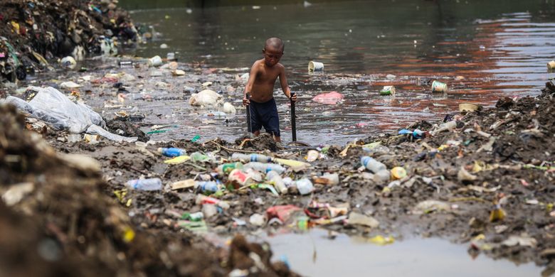 Seorang anak mencari sampah berupa besi di Kanal Banjir Barat (KBB) sungai Ciliwung di Tanah Abang, Jakarta Pusat, Senin (11/9/2017). Pengerukan lumpur dilakukan untuk memperlancar aliran air sungai serta mengantisipasi datangnya musim hujan yang mengakibatkan banjir yang kerap terjadi di Jakarta.