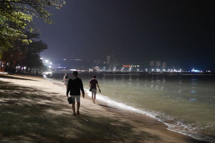 Suasana malam hari saat berada di pantai di Kota Pattaya, Thailand.