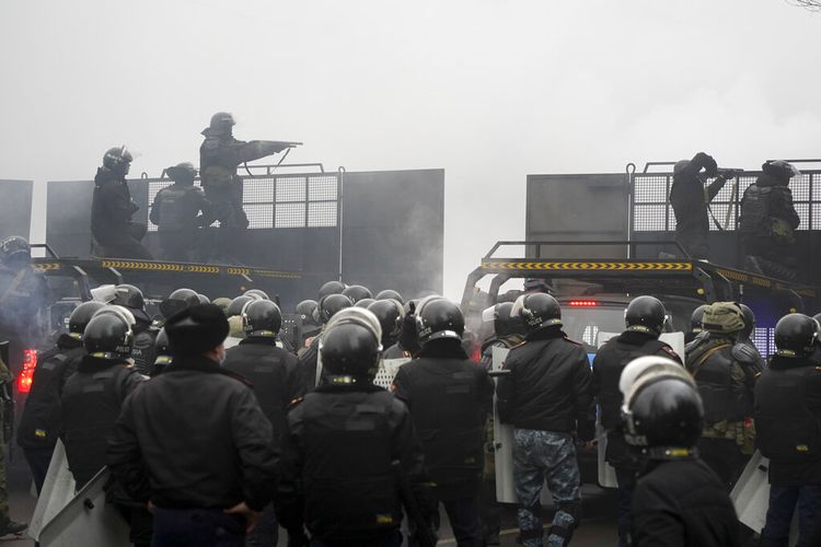 Polisi antihuru-hara memblokade jalan untuk menghentikan demonstran selama protes di Almaty, Kazakhstan, Rabu, 5 Januari 2022. 