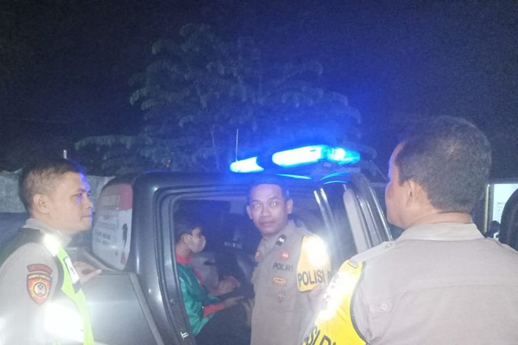 Polisi mengamankan anggota geng motor yang hendak tawuran di dekat Pasar Manis Purwokerto, Kabupaten Banyumas, Jawa Tengah, Sabtu (12/8/2023) dini hari.
