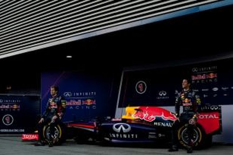 Pebalap Red Bull asal Jerman, Sebastian Vettel (kiri) dan rekan satu timnya dari Australia, Daniel Ricciardo berpose di atas mobil dalam acara peluncuran resmi Infiniti-Redbull Racing RB10 yang akan dipakai musim depan, di Sirkuit Jerez, Spanyol, Selasa (28/01/2014).