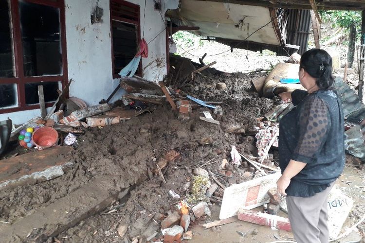 Kondisi rumah dari Keluarga Lapian-Bendah, di Kelurahan Mahawu, Kecamatan Tuminting, pascaditerjang tanah longsor, Sabtu (02/02/2019).