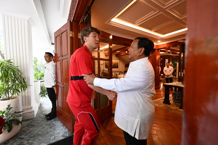 Presiden Prabowo Subianto menyalami penyerang timnas Indonesia, Ole Romeny saat menjamu jajaran timnas Indonesia di kediaman pribadinya, Jalan Kertanegara IV, Kebayoran Baru, Jakarta Selatan, Jumat (6/6/2025).