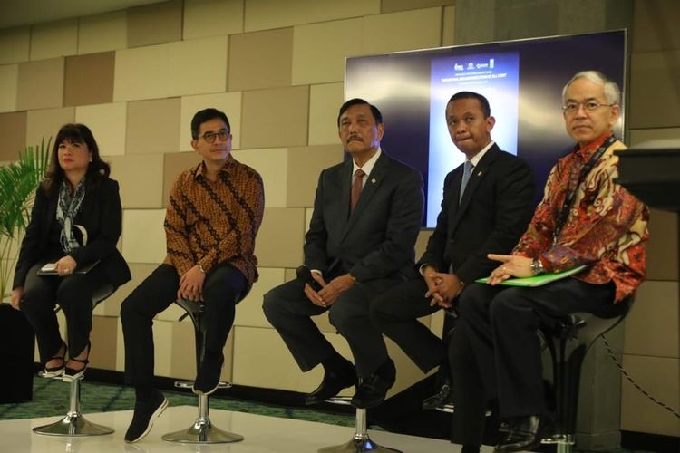 Menko Bidang Kemaritiman dan Investasi, Luhut B. Pandjaitan memberikan keterangan pers dalam acara Net Zero Summit and B20 Investment Forum Opening Ceremony yang diselenggarakan oleh Kamar Dagang dan Industri Indonesia (Kadin), di Nusa Dua Bali, Jumat (11/11/2022). 