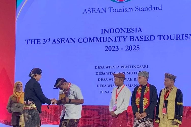 Desa Wisata Pemuteran Kecamatan Gerogak, Kabupaten Buleleng, Provinsi Bali, meraih penghargaan ASEAN Tourism Standard kategori Community-Based Tourism (CBT).