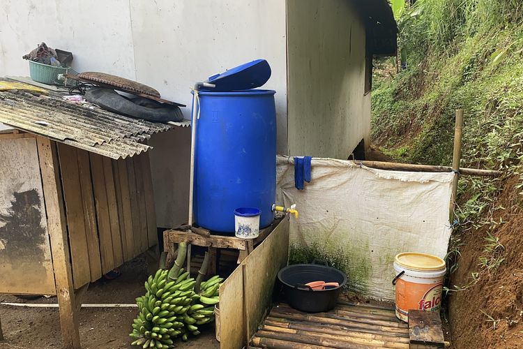 MCK tak layar di kediaman rumah Raya.