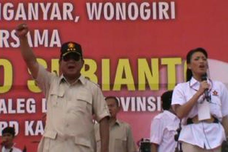 Prabowo Subianto (kiri) memulai kampanye di Sragen, Jawa Tengah, Minggu (16/3/2014). 