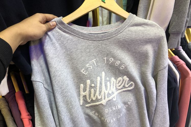 Belanja baju impor branded alias thrifting di Pasar Senen, Jakarta, Senin (8/1/2024).