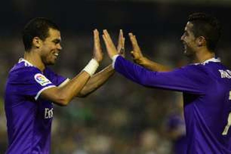 Pepe dan Ronaldo merayakan gol Real Madrid ke gawang Real Betis pada pertandingan La Liga, Sabtu (15/10/2016). 