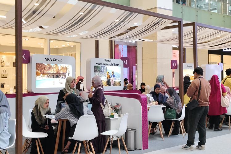Suasana pameran perjalanan Visit Saudi Travel Fair 2025 pada hari pertama, digelar di mal Gandaria City, Jakarta Selatan, Rabu (12/11/2025). 