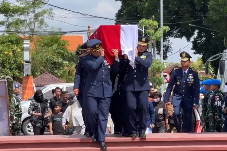  Jenazah Letkol Penerbang (Anumerta) Yuda Seta (38) Pilot Super Tucano yang gugur dalam kecelakaan pesawat latih tempur milik TNI AU di Pasuruan  dimakamkan di Taman Makam Pahlawan (TMP) Kota Madiun, Jawa Timur, Jumat (17/11/2023).