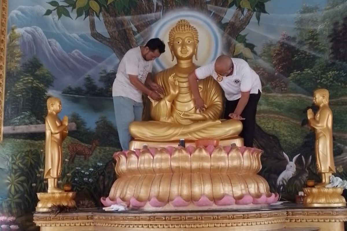 Pengurus Vihara Buddhavamsa Singaraja di Lingkungan Tamansari, Kelurahan Kampung Baru, Kecamatan Buleleng, Kabupaten Buleleng, Provinsi Bali, melakukan bersih-bersih menyambut Hari Raya Waisak, Selasa (21/5/2024). 