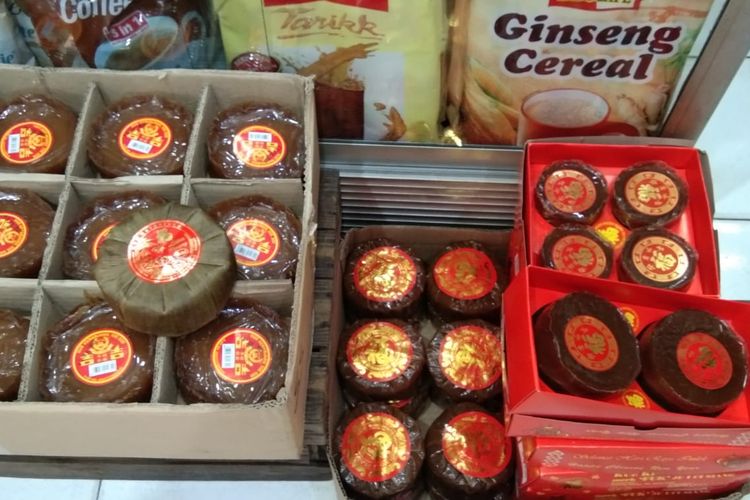 Dodol Cina mulai diburu pembeli di Glodok, Jakarta Barat. dua pekan menjelang Tahun Baru Imlek