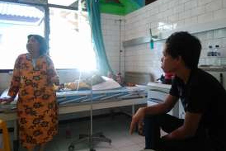 Endang Sri Mulyani (kiri), Agung, dan Slamet (kiri) saat berada di RSUD Ibnu Sina, Kamis (1/9/2016).