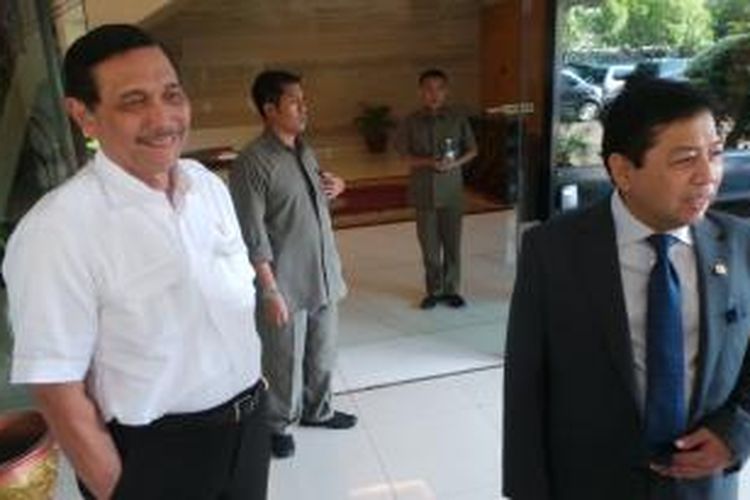 Luhut Binsar Panjaitan saat menjabat Kepala Staf Kepresidenan bersama dengan Ketua Dewan Perwakilan Rakyat Setya Novanto di istana keprsidenan, Kamis (15/1/2015).