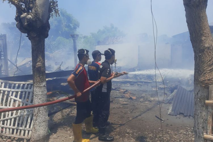Foto: 5 rumah dan 2 warga menjadi korban kebakaran di Desa Tanjung Pecinan, Kecamatan Mangaran, Kabupaten Situbondo, Provinsi Jawa Timur pada Kamis (2/11/2023).
