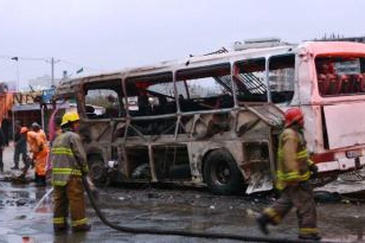Penyerang menggunakan bus yang dipenuhi dengan bahan peledak dan menabrakannya ke kendaraan militer.