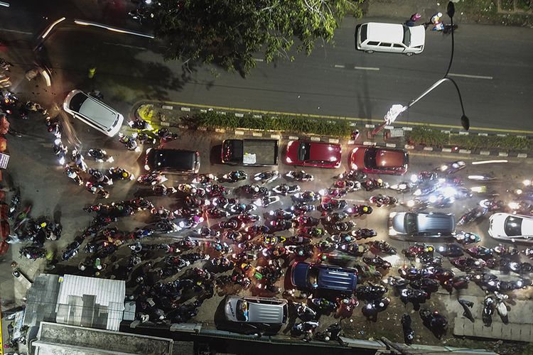 Sejumlah kendaraan terjebak kemacetan saat akan melintas di posko penyekatan mudik di Kedungwaringin, Kabupaten Bekasi, Jawa Barat, Minggu (9/5/2021). Pada H-3 jelang Hari Raya Idul Fitri 1422 H petugas gabungan dari TNI,Polri, Dishub dan Satpol PP memperketat penjagaan pemudik di perbatasan Kabupaten Bekasi dan Karawang.