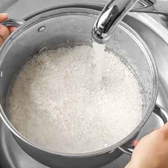 Beras harus dicuci sebelum dimasak untuk menghilangkan kotoran di sekitarnya.